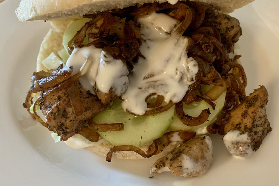 Roros Gyros im Fladenbrot mit Tzatzki, Zwiebeln und Krautsalat