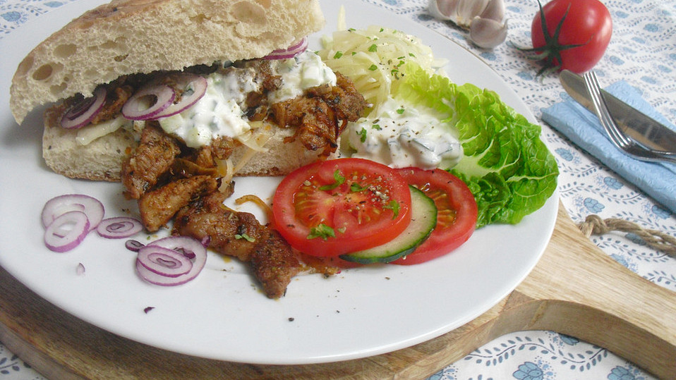 Roros Gyros im Fladenbrot mit Tzatzki, Zwiebeln und Krautsalat von Stift1