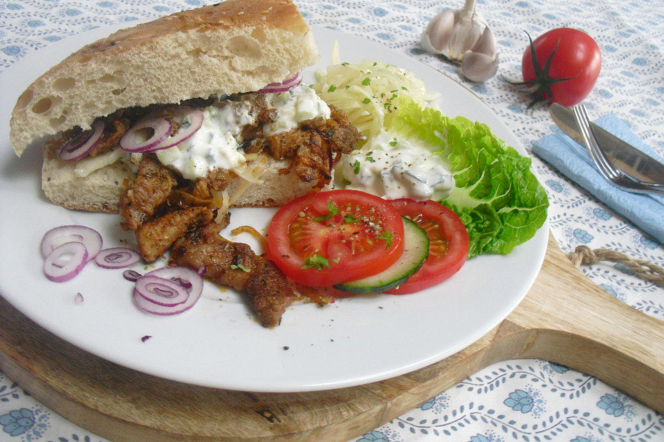 Roros Gyros im Fladenbrot mit Tzatzki, Zwiebeln und Krautsalat