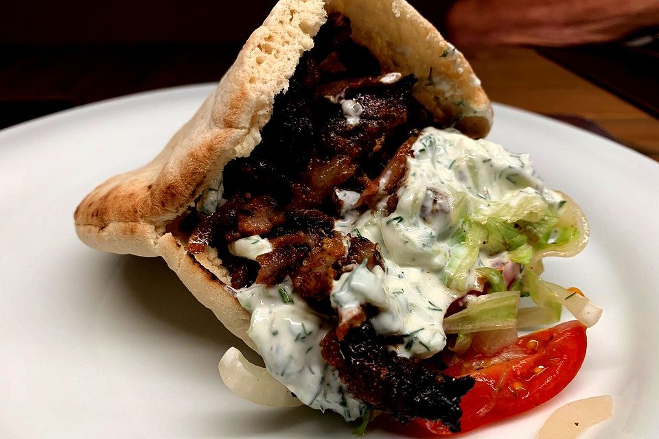 Roros Gyros im Fladenbrot mit Tzatzki, Zwiebeln und Krautsalat