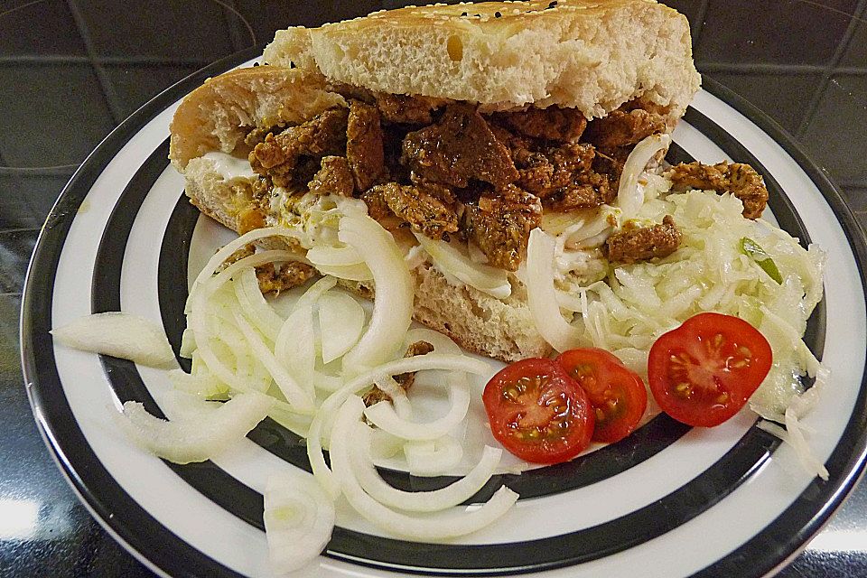 Roros Gyros im Fladenbrot mit Tzatzki, Zwiebeln und Krautsalat