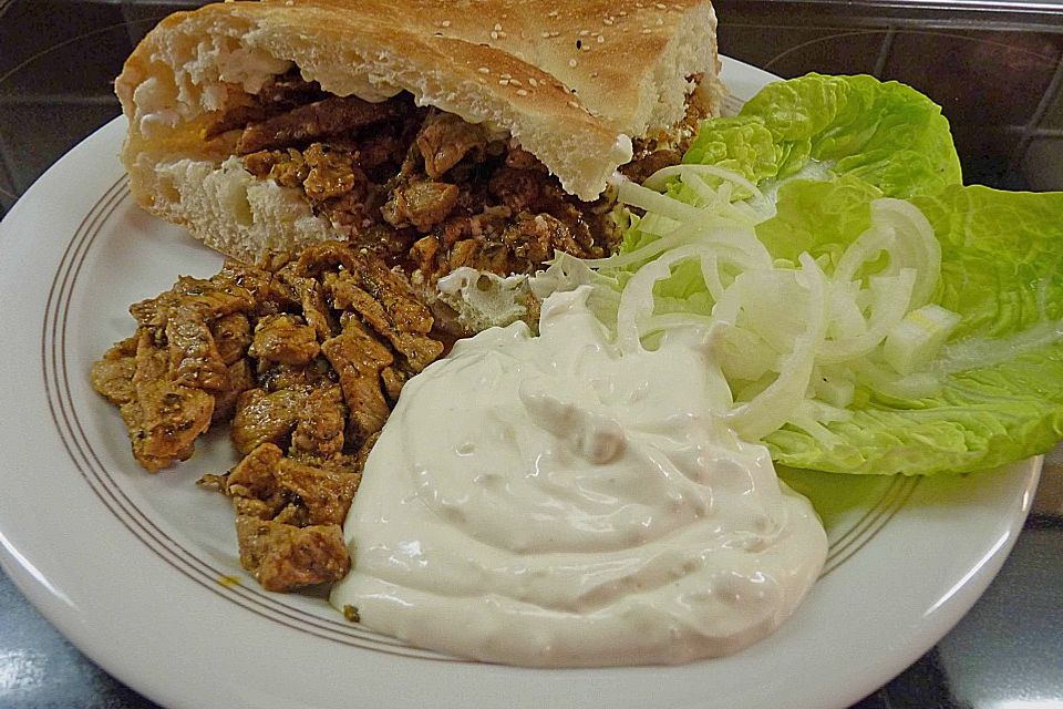 Roros Gyros im Fladenbrot mit Tzatzki, Zwiebeln und Krautsalat