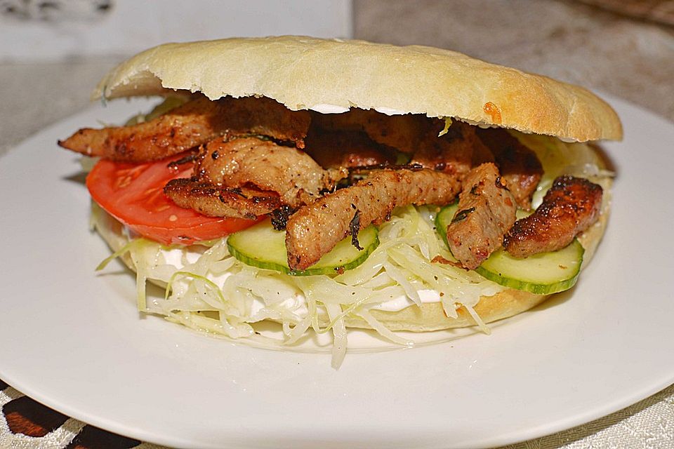 Roros Gyros im Fladenbrot mit Tzatzki, Zwiebeln und Krautsalat