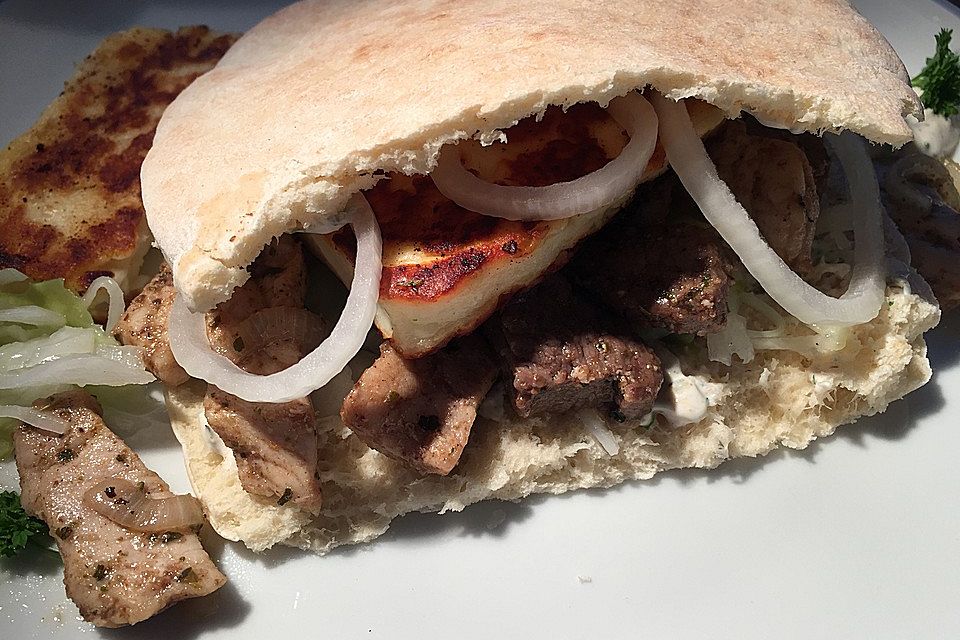 Roros Gyros im Fladenbrot mit Tzatzki, Zwiebeln und Krautsalat