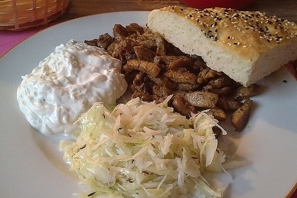 Roros Gyros im Fladenbrot mit Tzatzki, Zwiebeln und Krautsalat