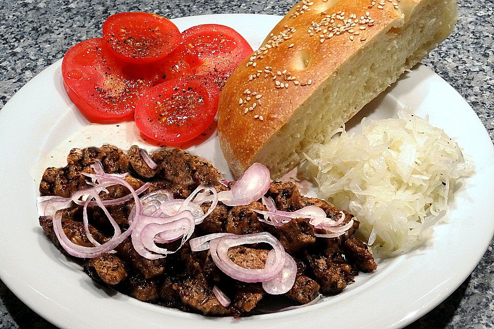 Roros Gyros im Fladenbrot mit Tzatzki, Zwiebeln und Krautsalat