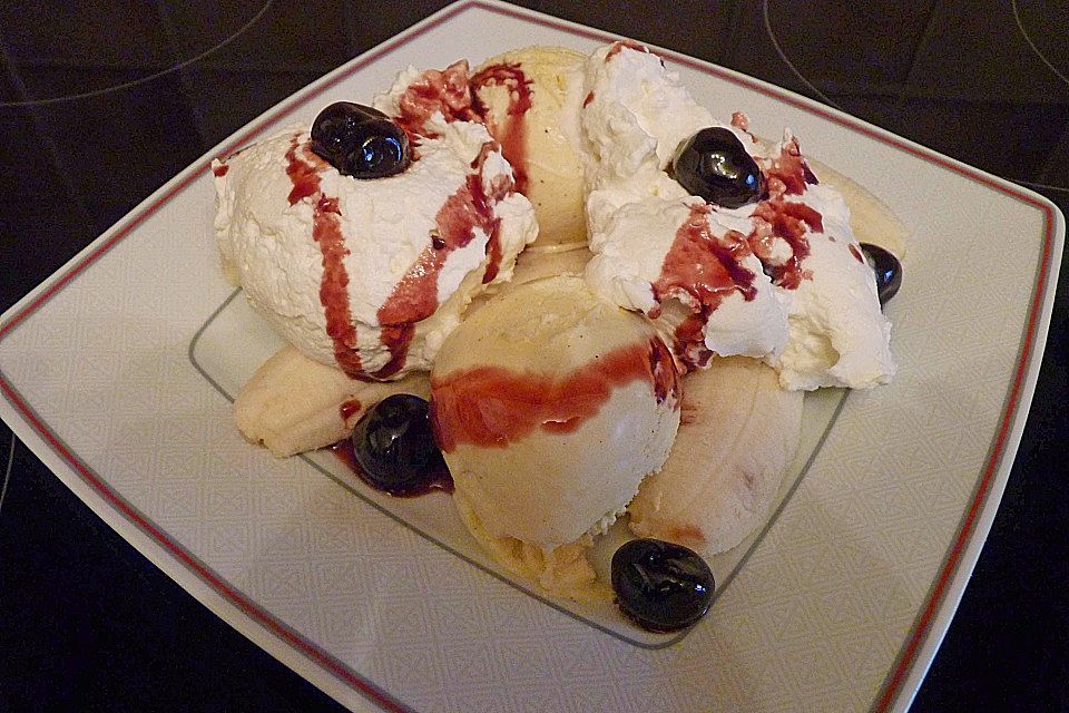 Bananensplit mit Amarenakirschen Bananensplit mit Amarenakirschen