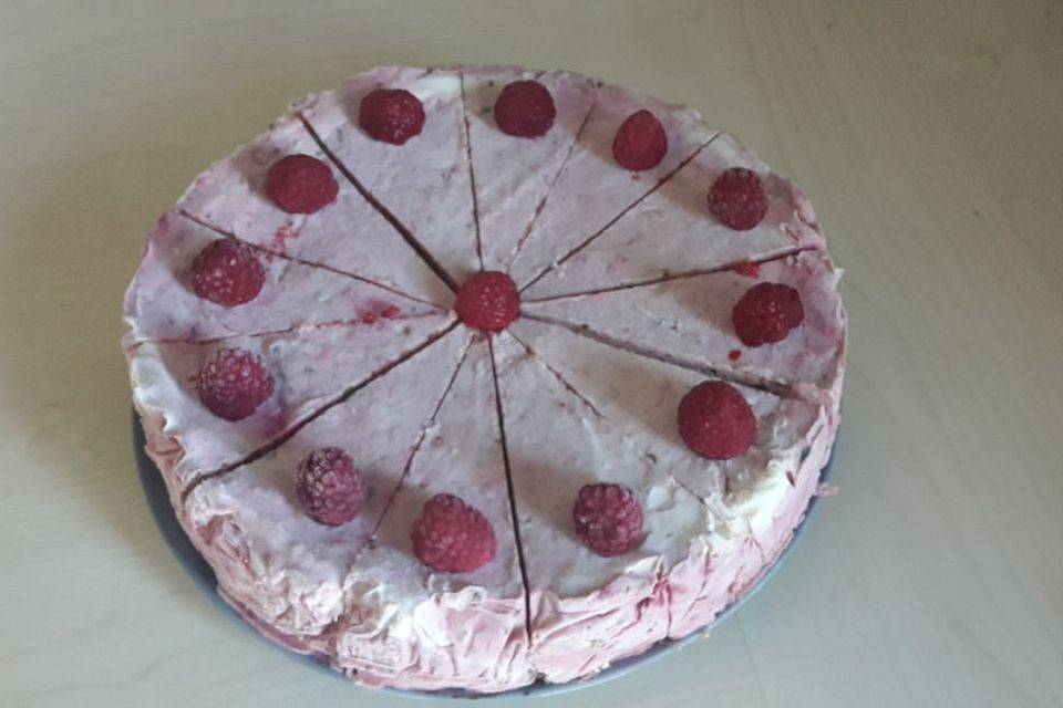 Eistorte Baiser mit Himbeeren