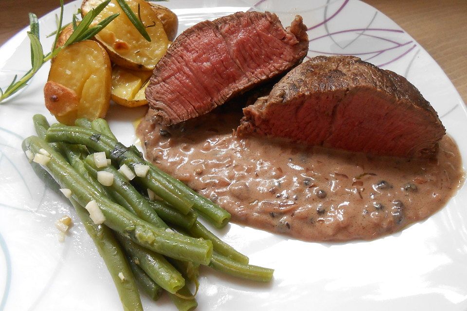 Argentinisches Rinderhüftsteak mit grünen Bohnen, Pfeffer - Sahne - Sauce, Bratkartoffeln