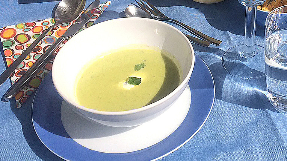 Feine Erbsensuppe mit Minzeschmand von inwong