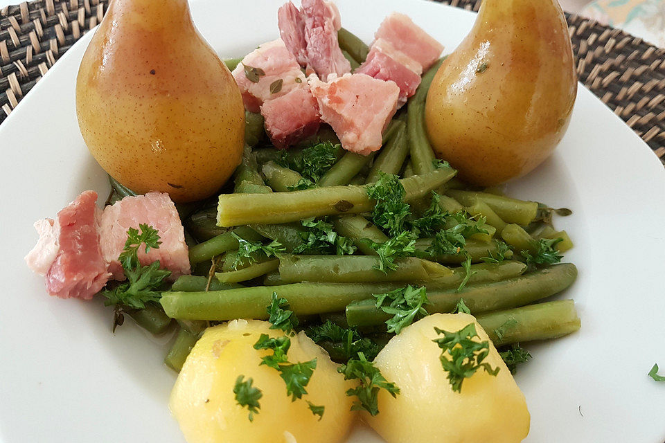 Birnen, Bohnen und Speck mit Bouillon - Kartoffeln