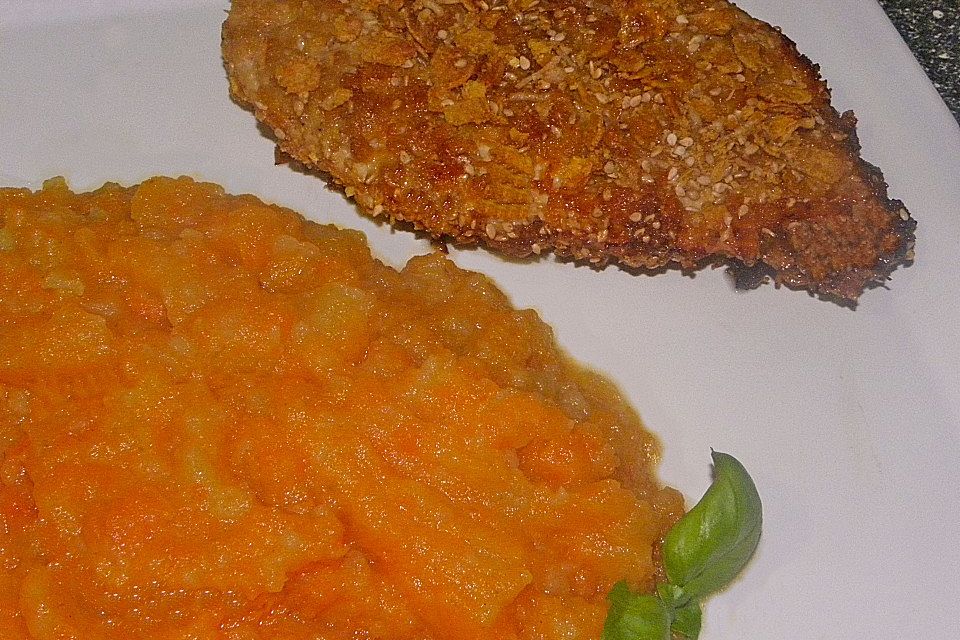 Hähnchenschnitzel in Knusperpanade mit Möhren - Kartoffel - Püree