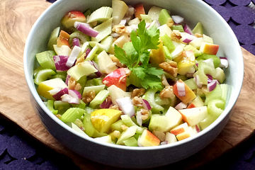 Salat vom Stangensellerie mit Nüssen und Äpfeln