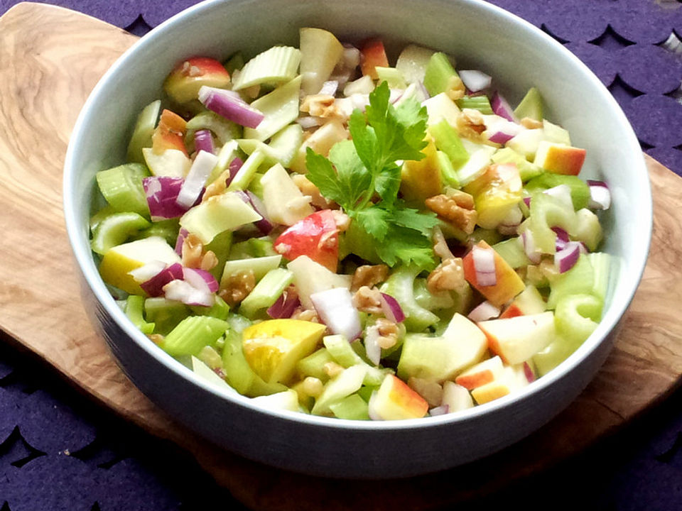 Salat Vom Stangensellerie Mit Nussen Und Apfeln Von Fleurance Chefkoch