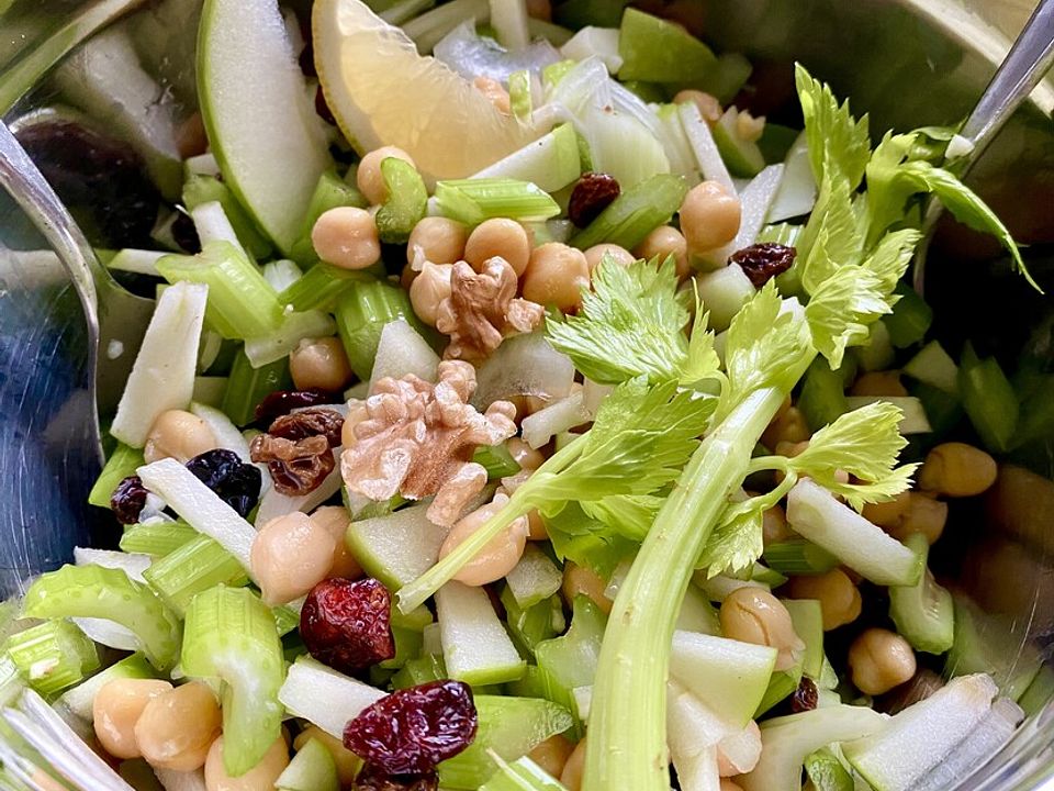 Salat vom Stangensellerie mit Nüssen und Äpfeln von Fleurance| Chefkoch