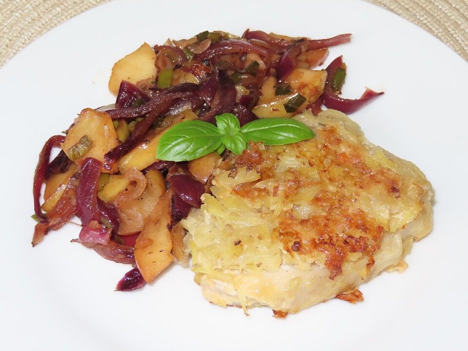 Schweineschnitzelchen im Kartoffelmantel mit Zwiebel - Apfel - Kompott ...