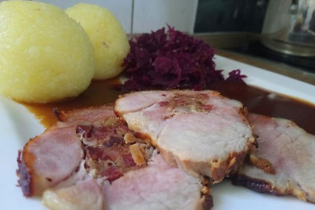 Gefüllter Schweinebraten (Schweinerollbraten) nach Art eines ...