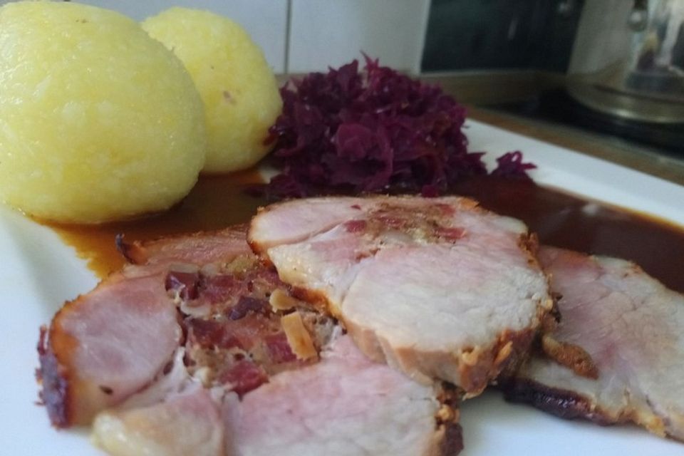 Gefüllter Schweinebraten (Schweinerollbraten) nach Art eines Spießbraten