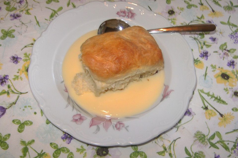 Buchteln mit Vanillesauce