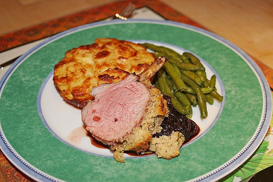 Gekräutertes Lammkarree auf Zwiebelconfit mit grünen Bohnen und Kartoffelgratin