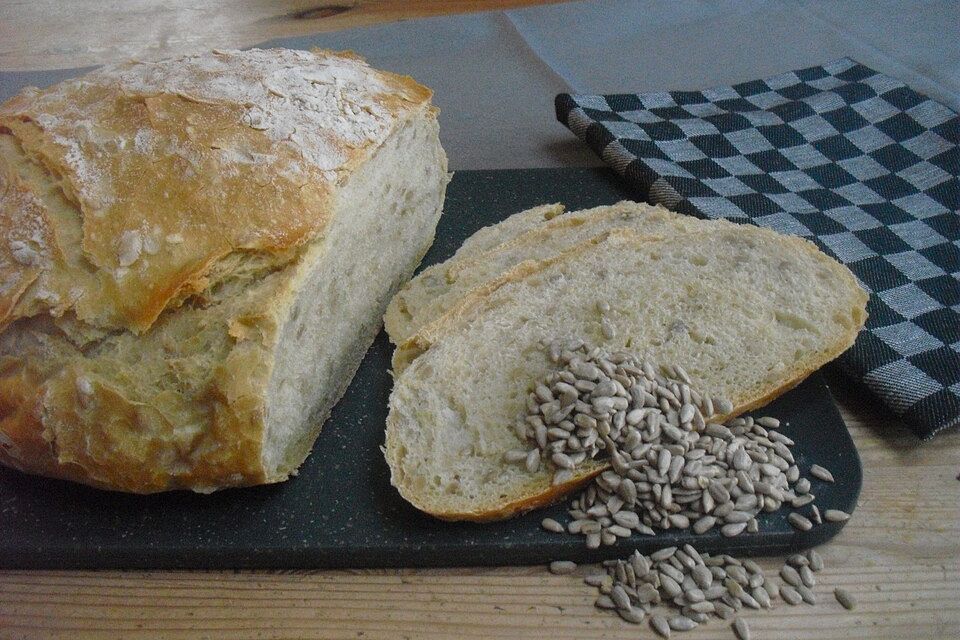 Landbrot mit Sonnenblumenkernen