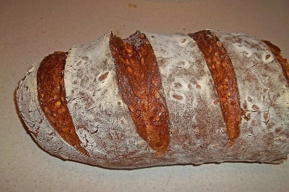 Landbrot mit Sonnenblumenkernen