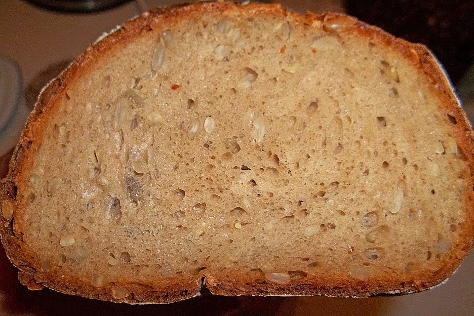 Landbrot mit Sonnenblumenkernen