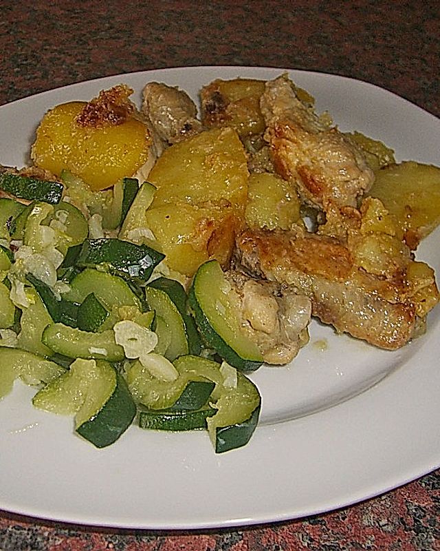 Hühnerflügerl mit Kartoffeln