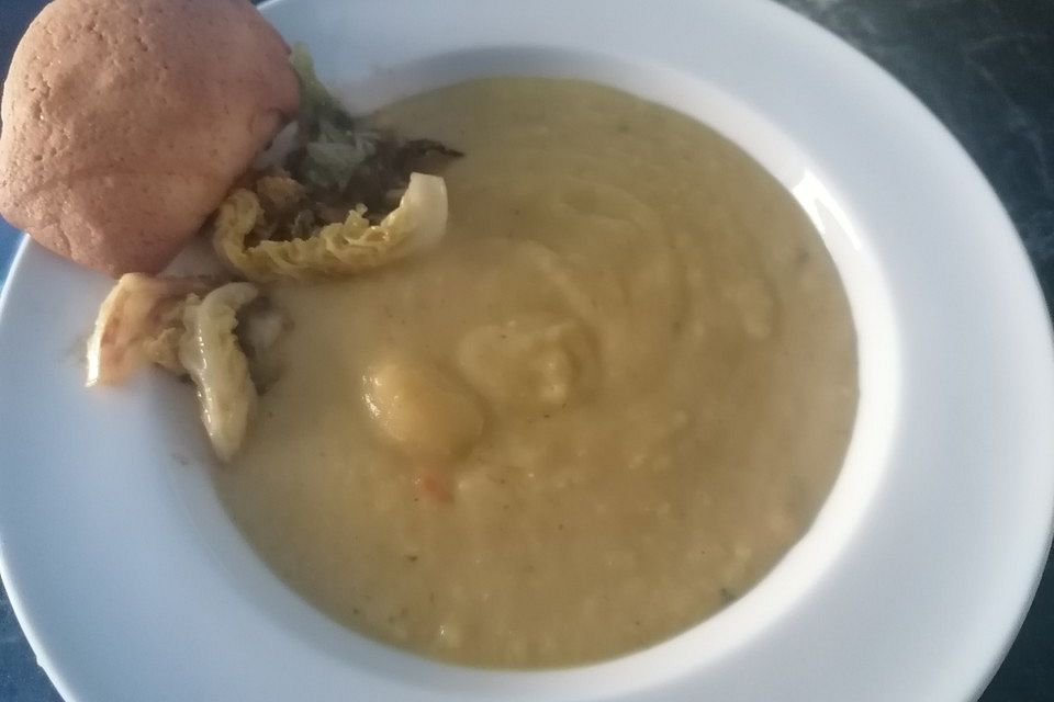 Wirsingsuppe mit Currysahne