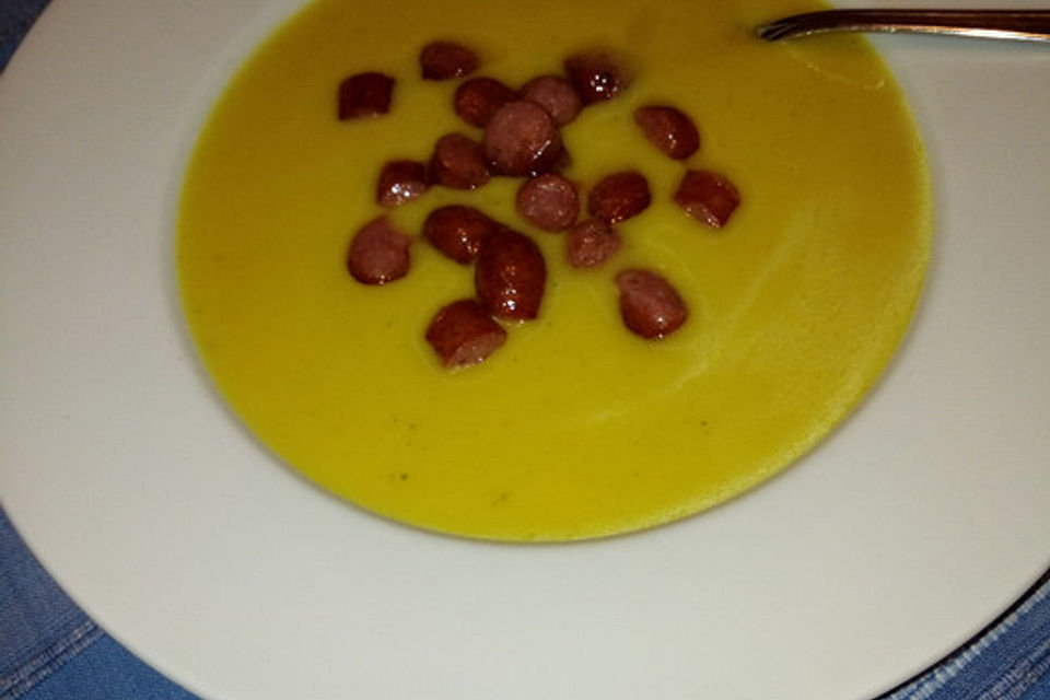 Wirsingsuppe mit Currysahne