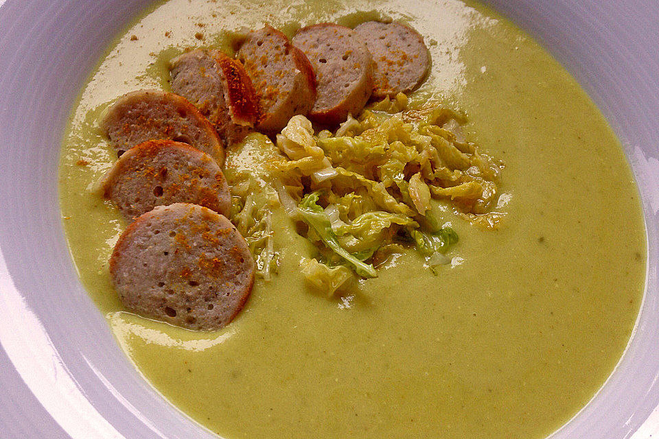 Wirsingsuppe mit Currysahne