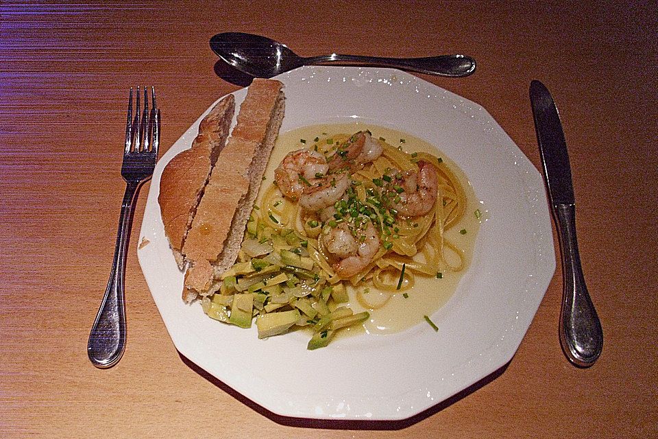 Spaghettini auf Zitronenbutter mit  gebratenen Garnelen und Avocadosalat