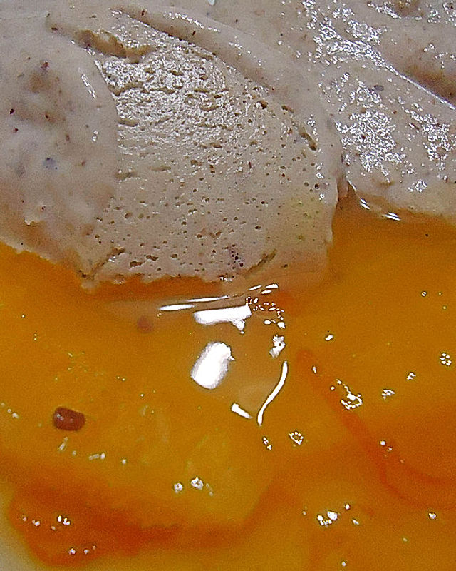 Mousse von Maronen und gebrannten Mandeln mit karamellisierten Orangenfilets