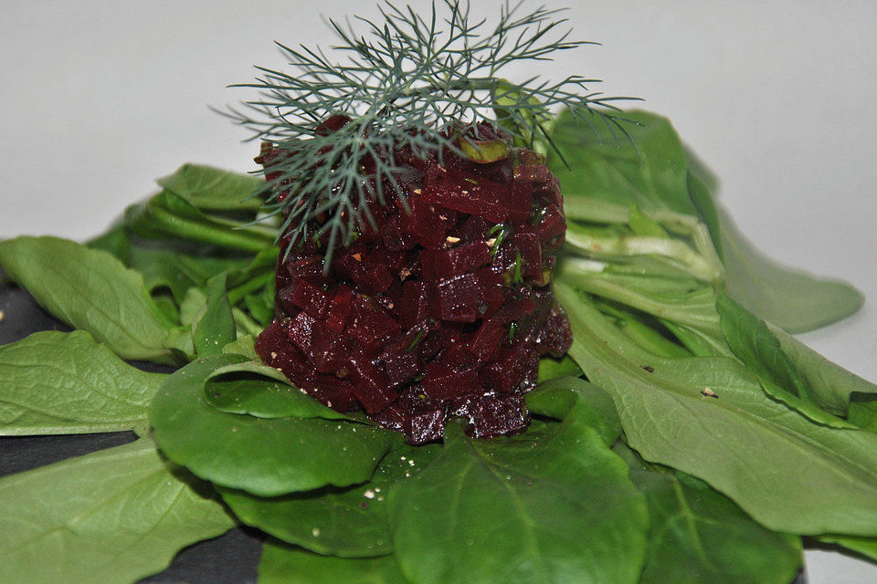 Tatar von Rote Bete mit Feldsalat