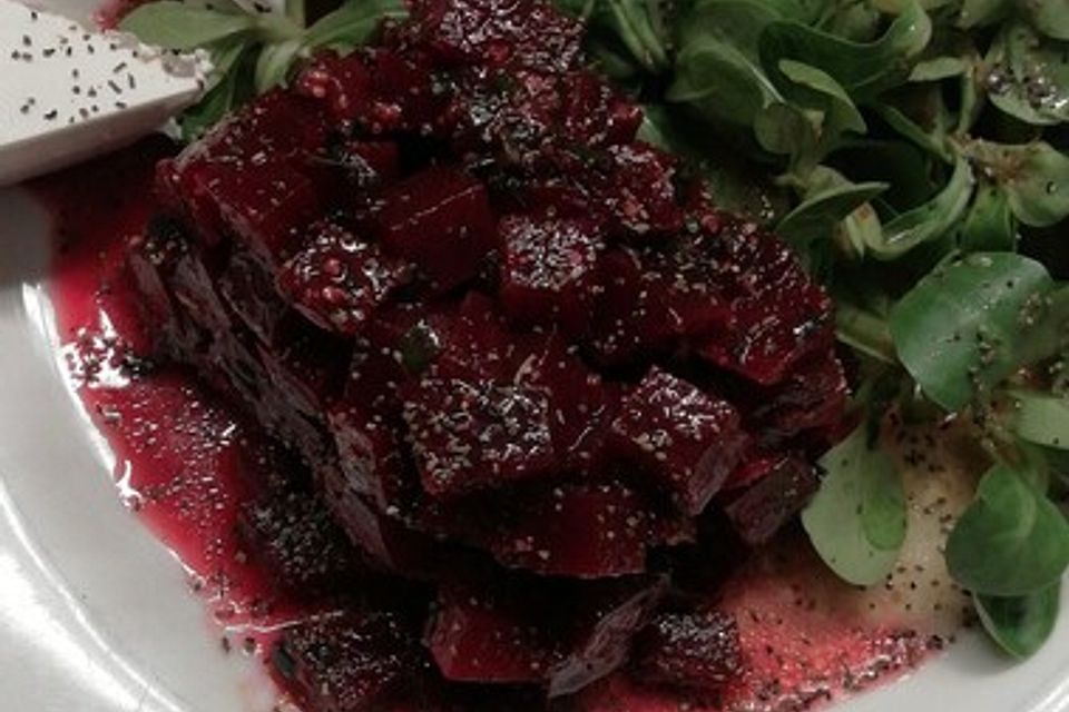 Tatar von Rote Bete mit Feldsalat