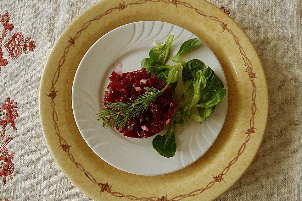 Tatar von Rote Bete mit Feldsalat