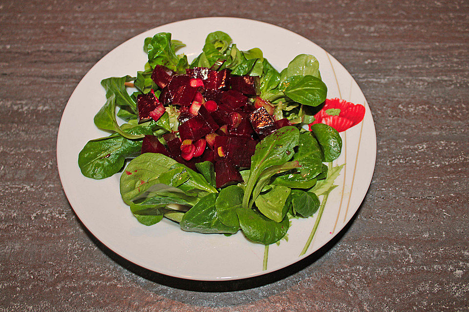 Tatar von Rote Bete mit Feldsalat