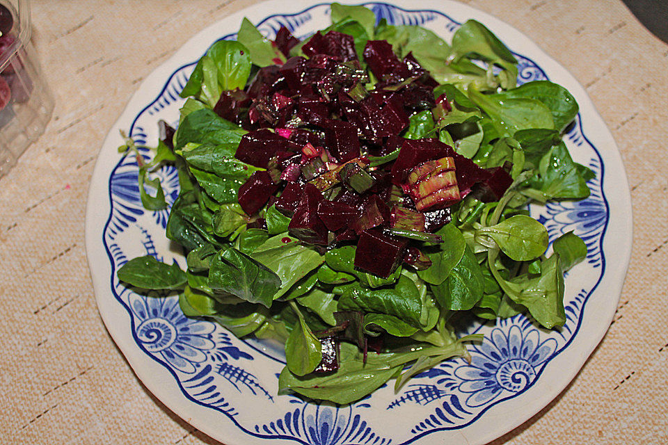 Tatar von Rote Bete mit Feldsalat