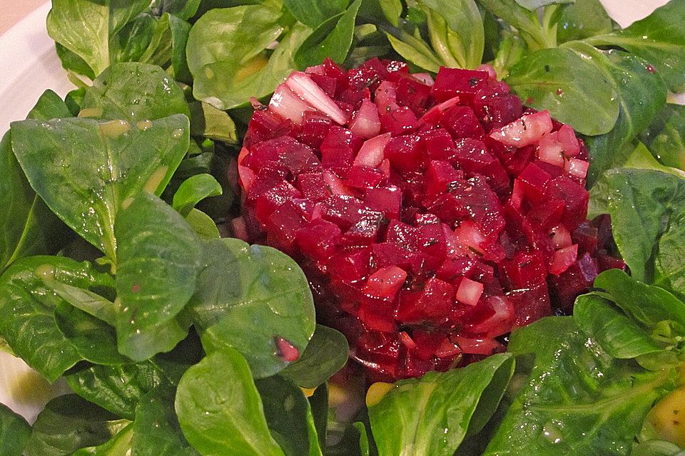 Tatar von Rote Bete mit Feldsalat