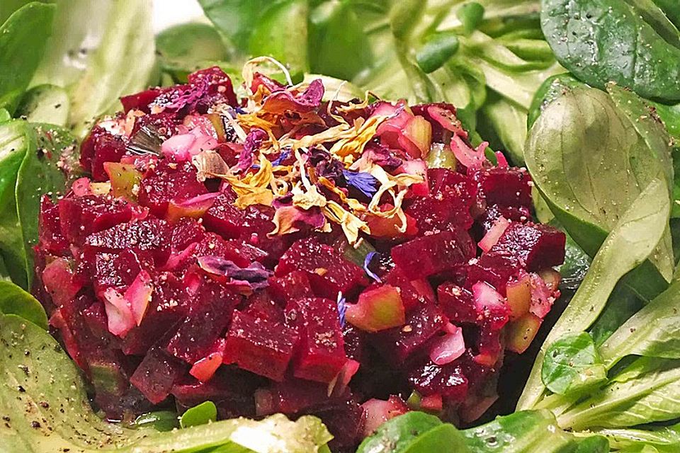 Tatar von Rote Bete mit Feldsalat