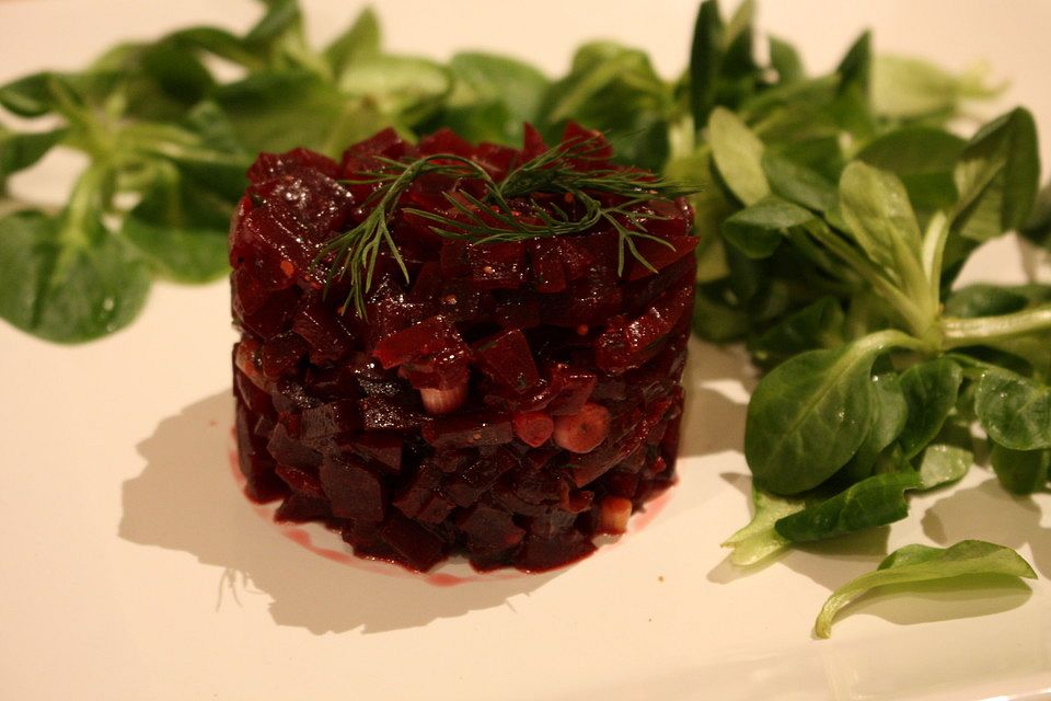 Tatar von Rote Bete mit Feldsalat