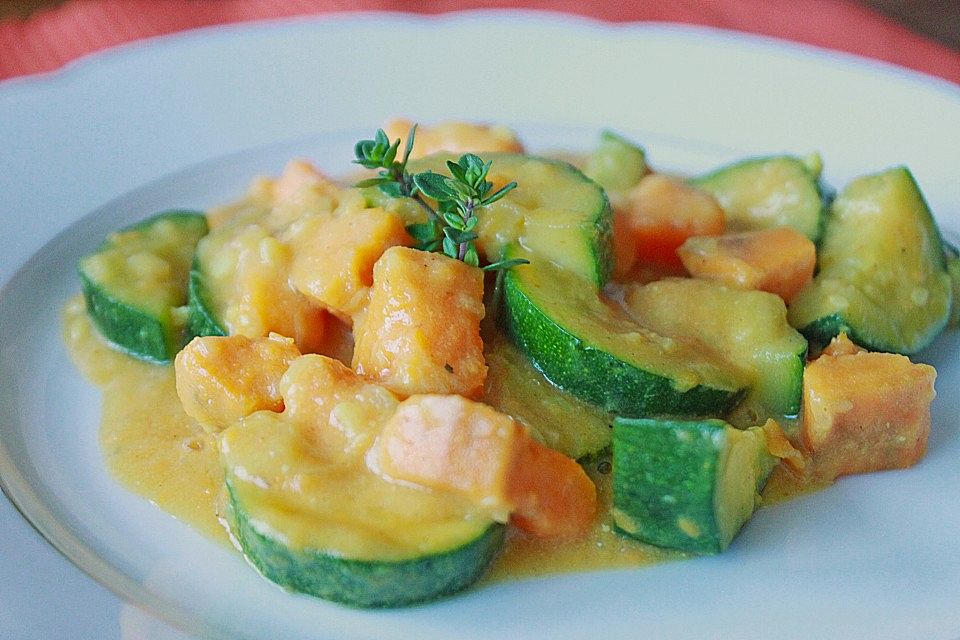 Süßkartoffelcurry mit karamellisierter Ananas