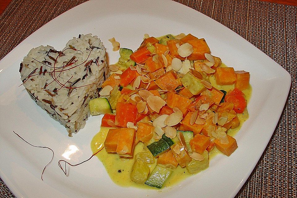 Süßkartoffelcurry mit karamellisierter Ananas