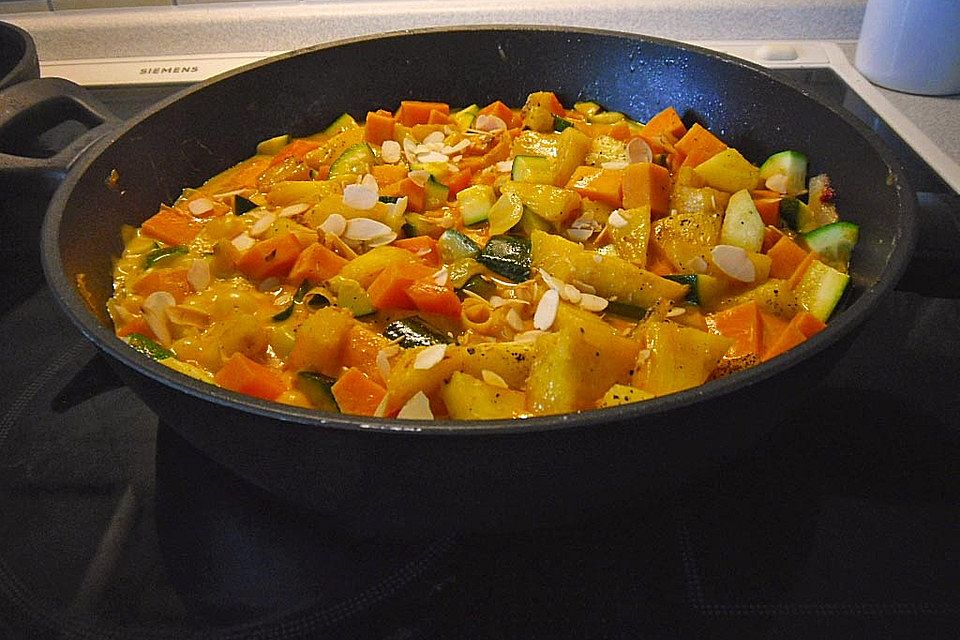 Süßkartoffelcurry mit karamellisierter Ananas