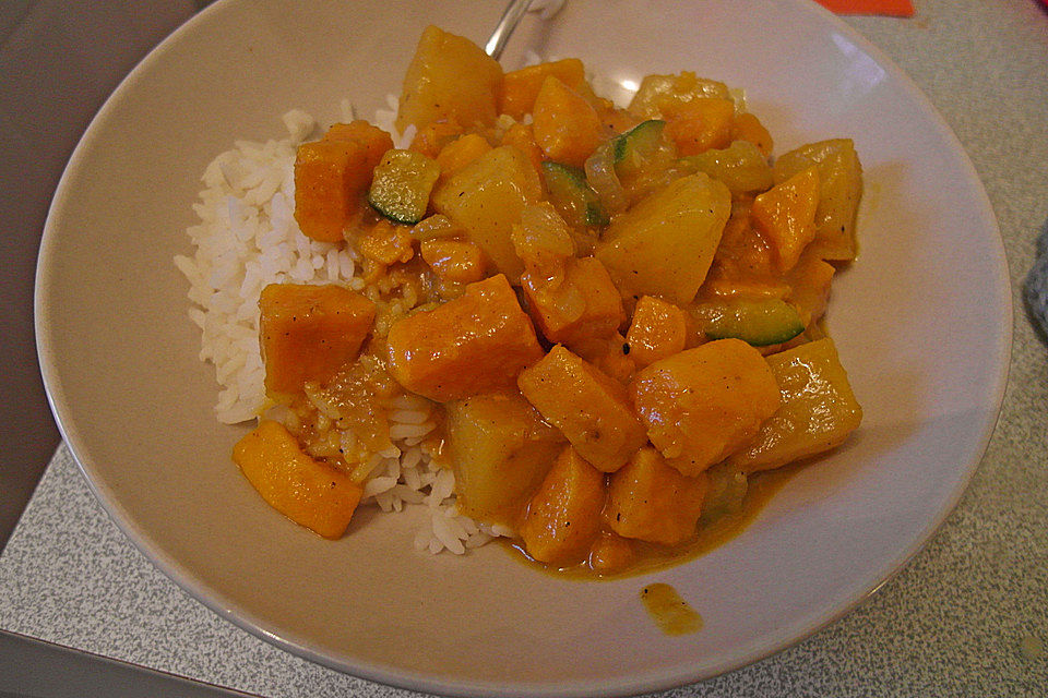 Süßkartoffelcurry mit karamellisierter Ananas