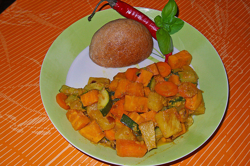 Süßkartoffelcurry mit karamellisierter Ananas