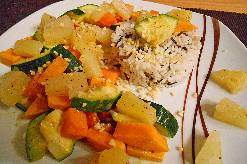 Süßkartoffelcurry mit karamellisierter Ananas