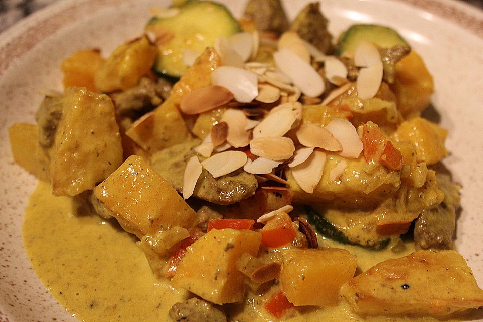 Süßkartoffelcurry mit karamellisierter Ananas