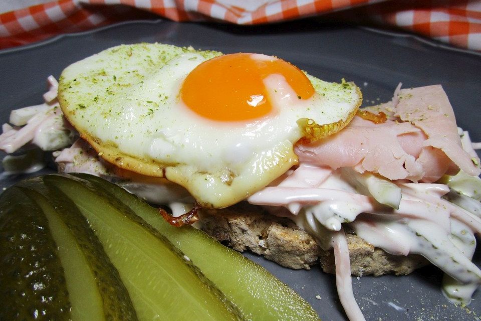 Strammer Max mit Fleischsalat