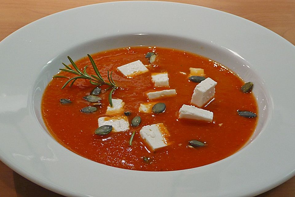 Rote Paprikasuppe mit Kürbiskernen und Feta